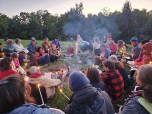 Photo de la veillée du Week-end Laudato Si à la colline de Penuel en mai 2025