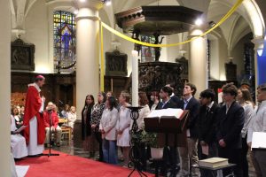 Mgr Terlinden s'adresse aux confirmands à Notre-Dame de Basse-Wavre en juin 2025