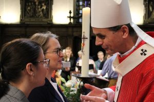 Mgr Luc Terlinden parle à des confirmands lors de la confirmation des adultes en juin 2025