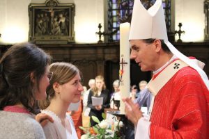 Mgr Luc Terlinden lors de la confirmation des adultes en juin 2025