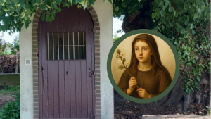 Bannière représentant la photo d'une potale sous un arbre avec le portrait de Sainte Ermelinde.