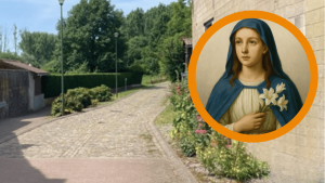 Bannière pour la balade sur les pas de sainte Ragenulfe. On y voit le portrait de Sainte Ragenulfe et un chemin pavé.