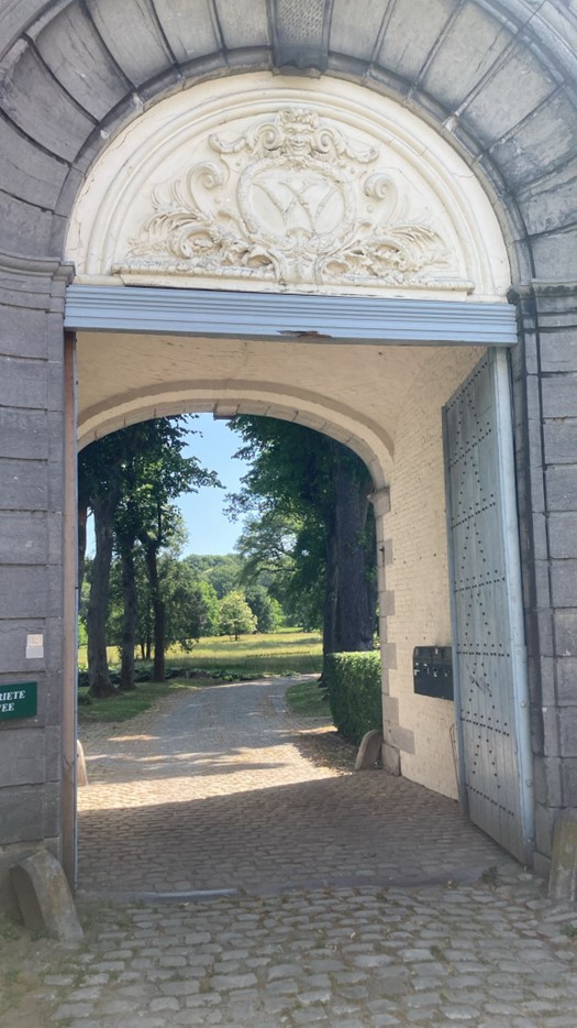 Photo d'un porche de l'ancienne abbaye d'Aywiers, où sainte Lutgarde a vécu à la fin de sa vie.