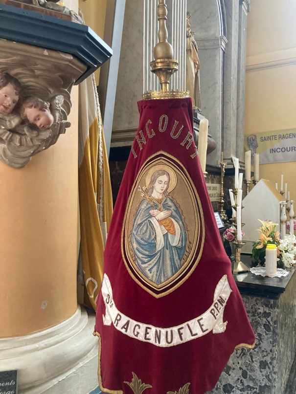Photo du drapelet (sorte de drapeau/bannière) de pèlerinage à l'effigie de sainte Ragenulfe.