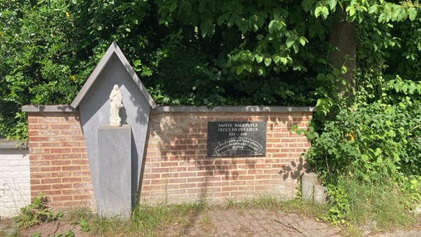 Photo de la nouvelle potale Sainte Ragenulfe à Incourt. Elle a été placé en l'an 2000