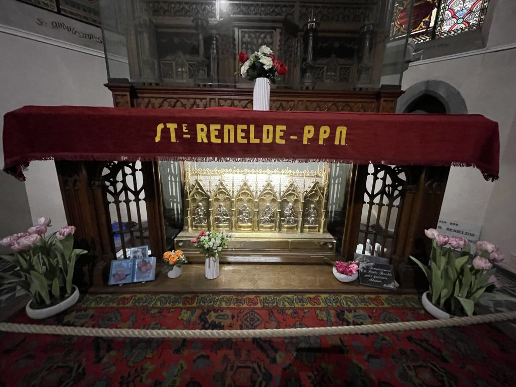 Photo de la chasse contenant les reliques de Sainte Renelde dans l'église Sainte-Renelde de Saintes