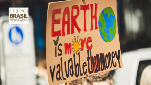 Photo d'une manifestation pour le climat. On y voit une affiche indiquant: La terre a plus de valeur que l'argent.