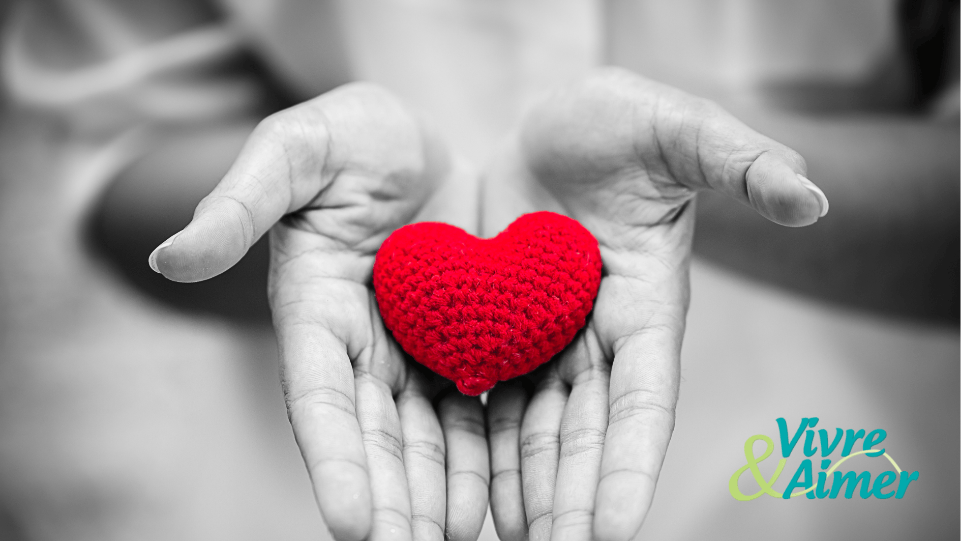 Photos de deux mains en noir et blanc présentant un coeur en crochet rouge. Comme les prêtres et religieuses présentent l'amour de Dieu au monde