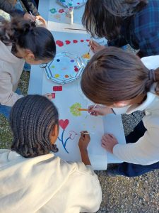 Photo de jeunes en train de confectionner une fresque -