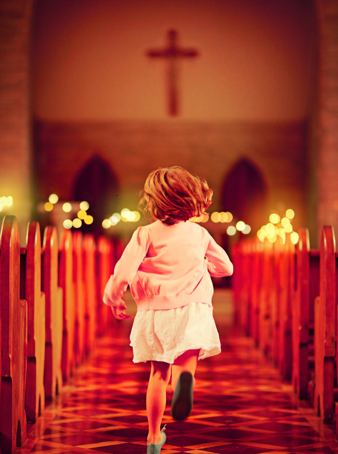 Photo d'une petite fille courant vers Jésus dans une église