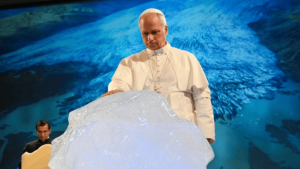 Pape Léon 14 bénissant un bloc de glace du Groenland. octobre 2025 - Copyright VAticanMedia