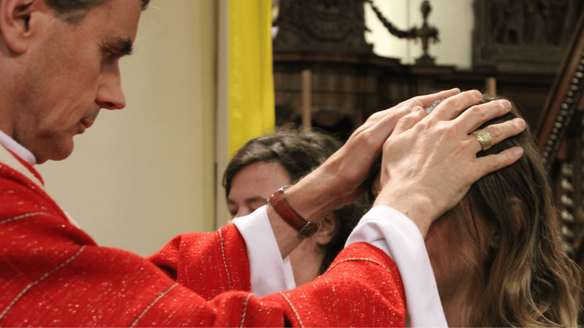 Mgr Terlinden imposant les mains à des confirmands - Pentecôte 2025