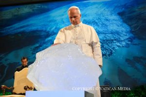 Pape Léon bénissant un bloc de glace avant la COP30