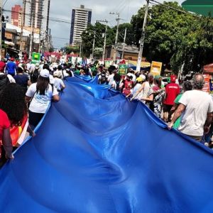Photo de la marche autour du drap de soie bleue. Cette marche était l'une des nombreuses activités du Mouvement Laudato Si lors de la COP30. La photo est propriété du Mouvement Laudato Si.