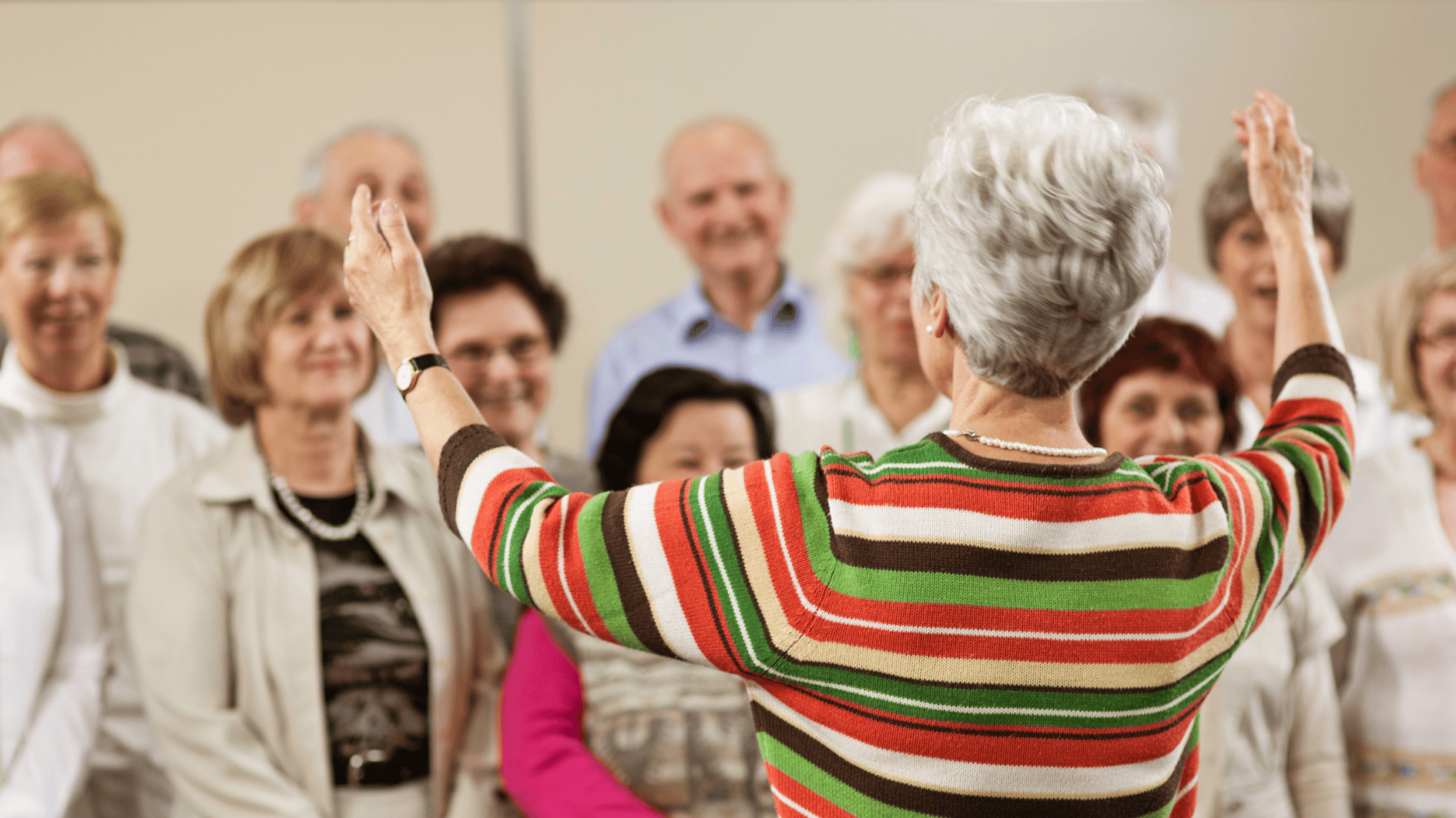 Bannière pour la formation à l'animation des chants et de l'assemblée. On y voit une dame qui fait chanter une chorale