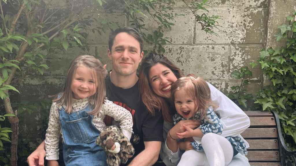 Photo de famille de Max et Véronique. Ensemble, ils vivent l'oecuménisme au quotidien.