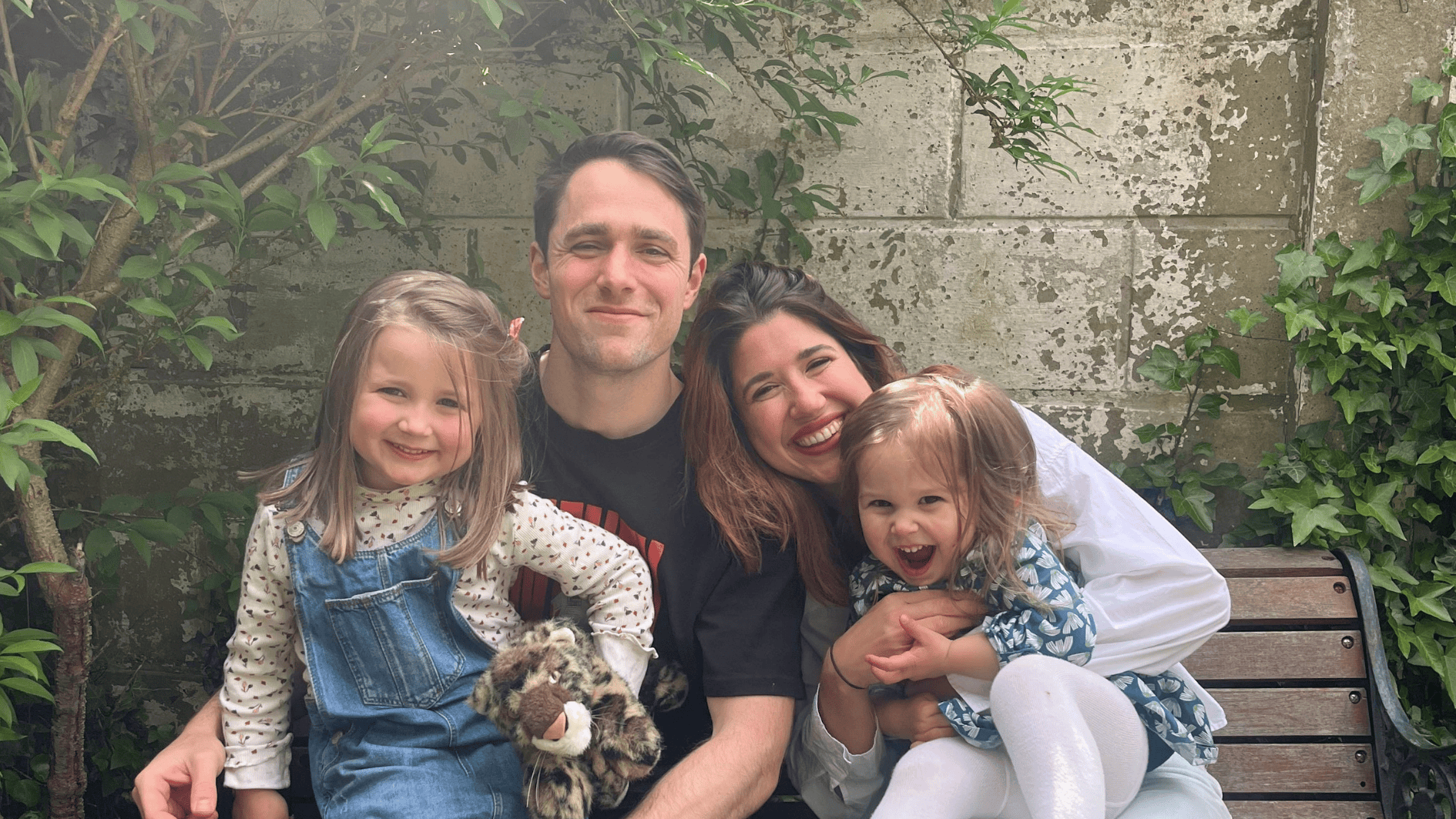 Photo de famille de Max et Véronique. Ensemble, ils vivent l'oecuménisme au quotidien.