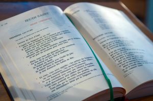 photo d'un lectionnaire - un livre contenant les lectures de la messe issues de la Bible