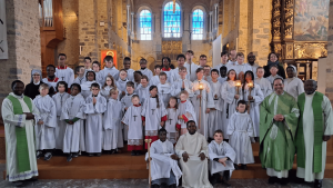 Photo des 60 participants à la rencontre des acolytes du Brabant wallon à la collégiale de Nivelles le er février 2026