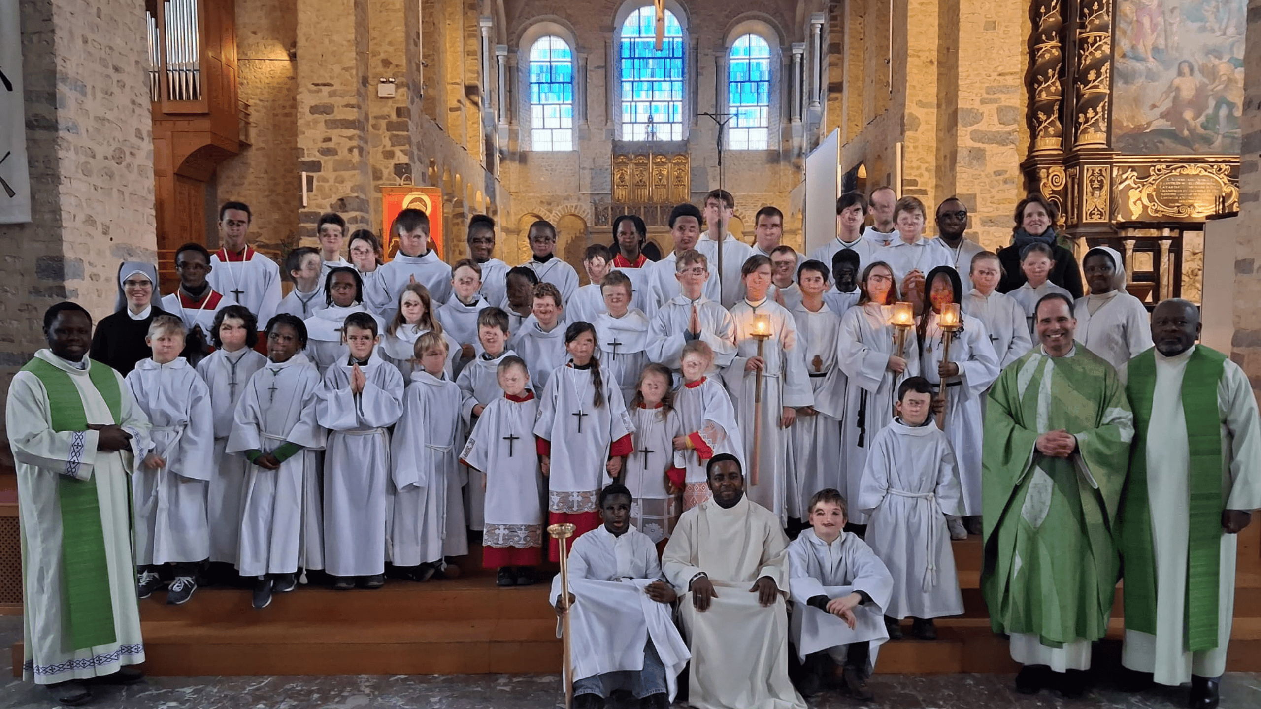 Photo des 60 participants à la rencontre des acolytes du Brabant wallon à la collégiale de Nivelles le er février 2026