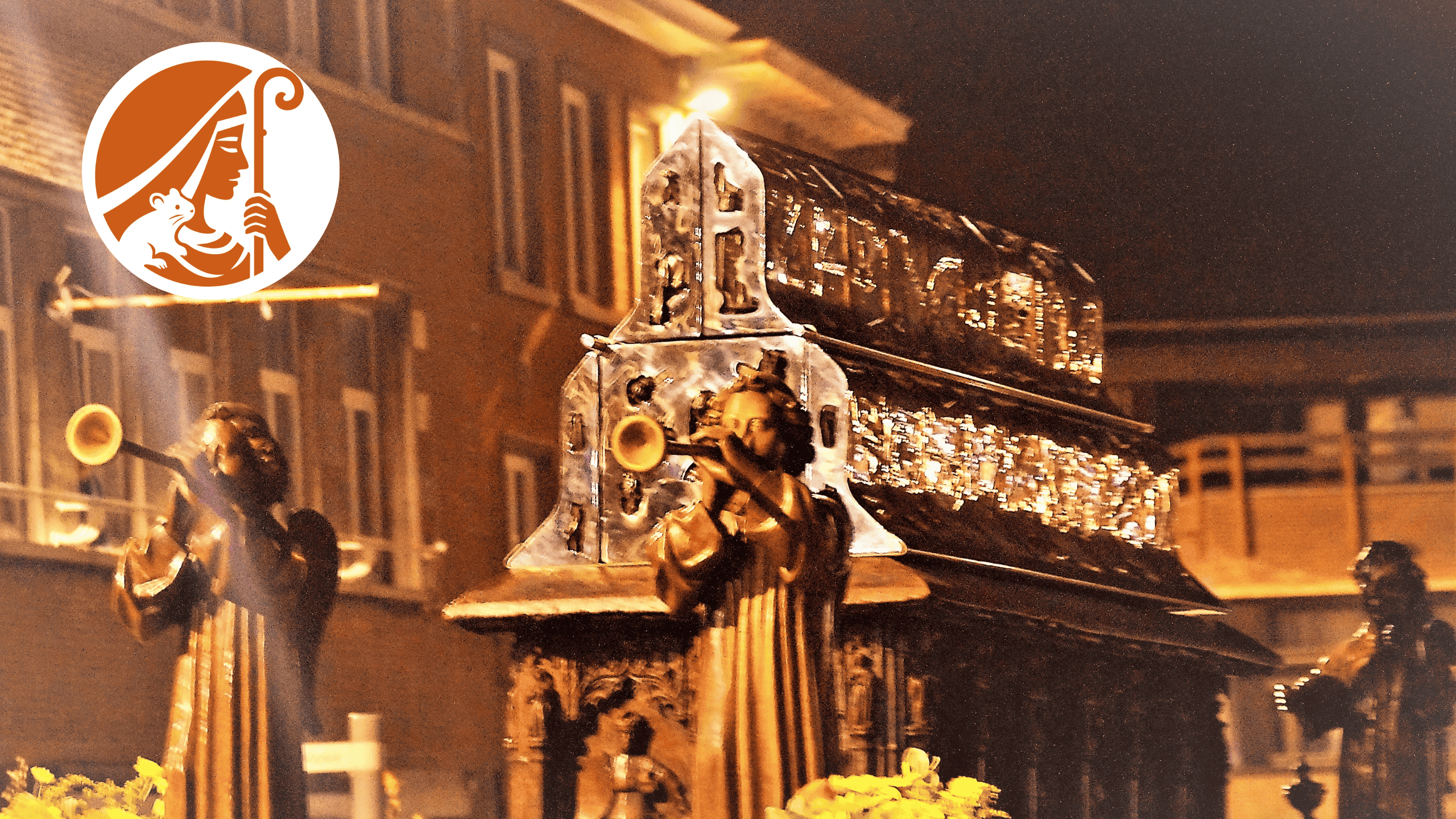 Photo de la châsse de Sainte Gertrude lors du Tour Sainte Gertrude 2017. Avec le logo de l'année Gertrudis 2026!