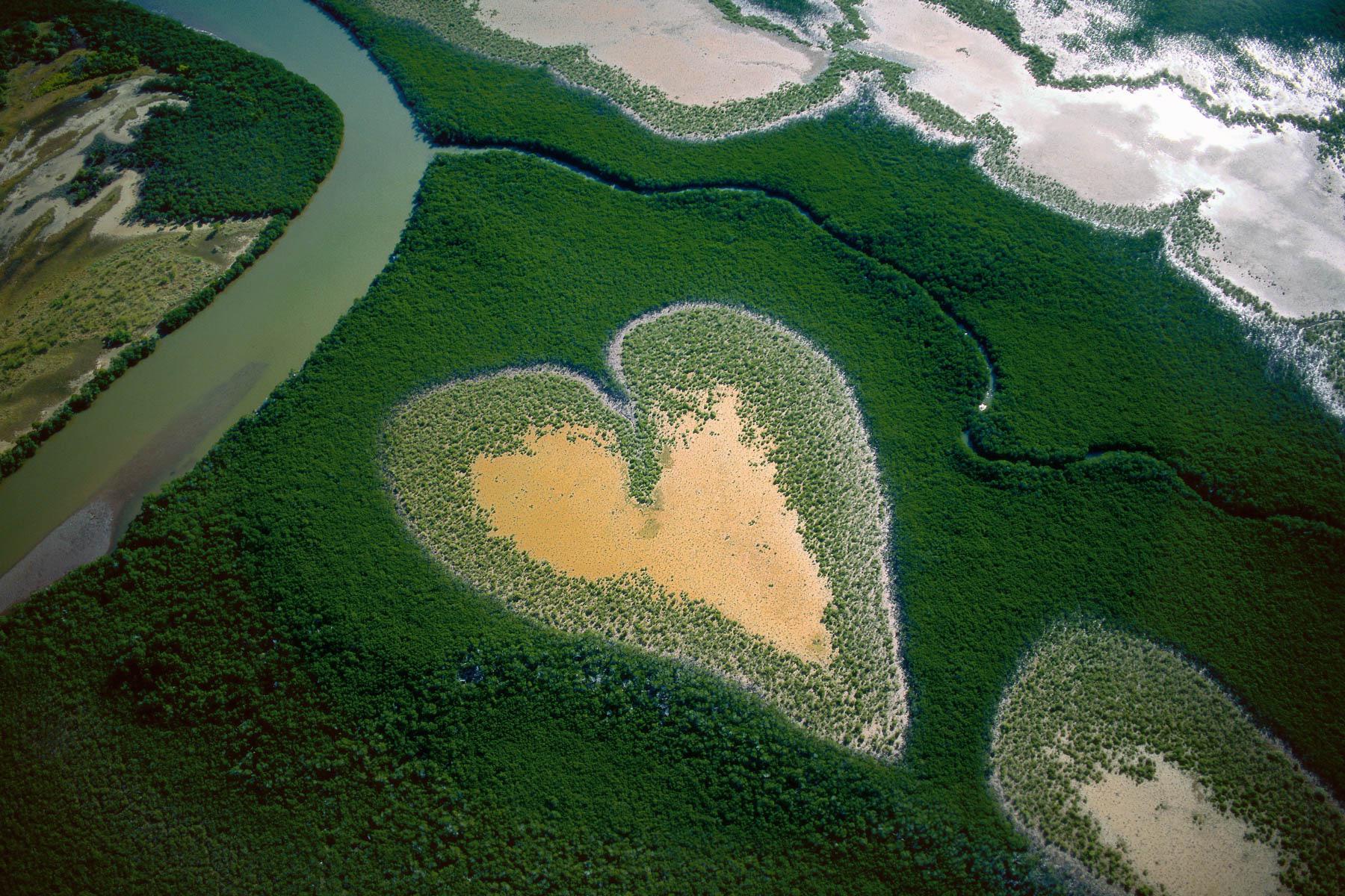Photo de Yann Arthus-Bertrand pour illustrer le dimanche autrement Notre Terre, une terre à aimer à Lasne le 12 avril 2026