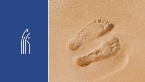 bannière contenant le logo de la Conférence des Eveques de Belgique ainsi qu'une photo montrant une trace de pas dans le sable.