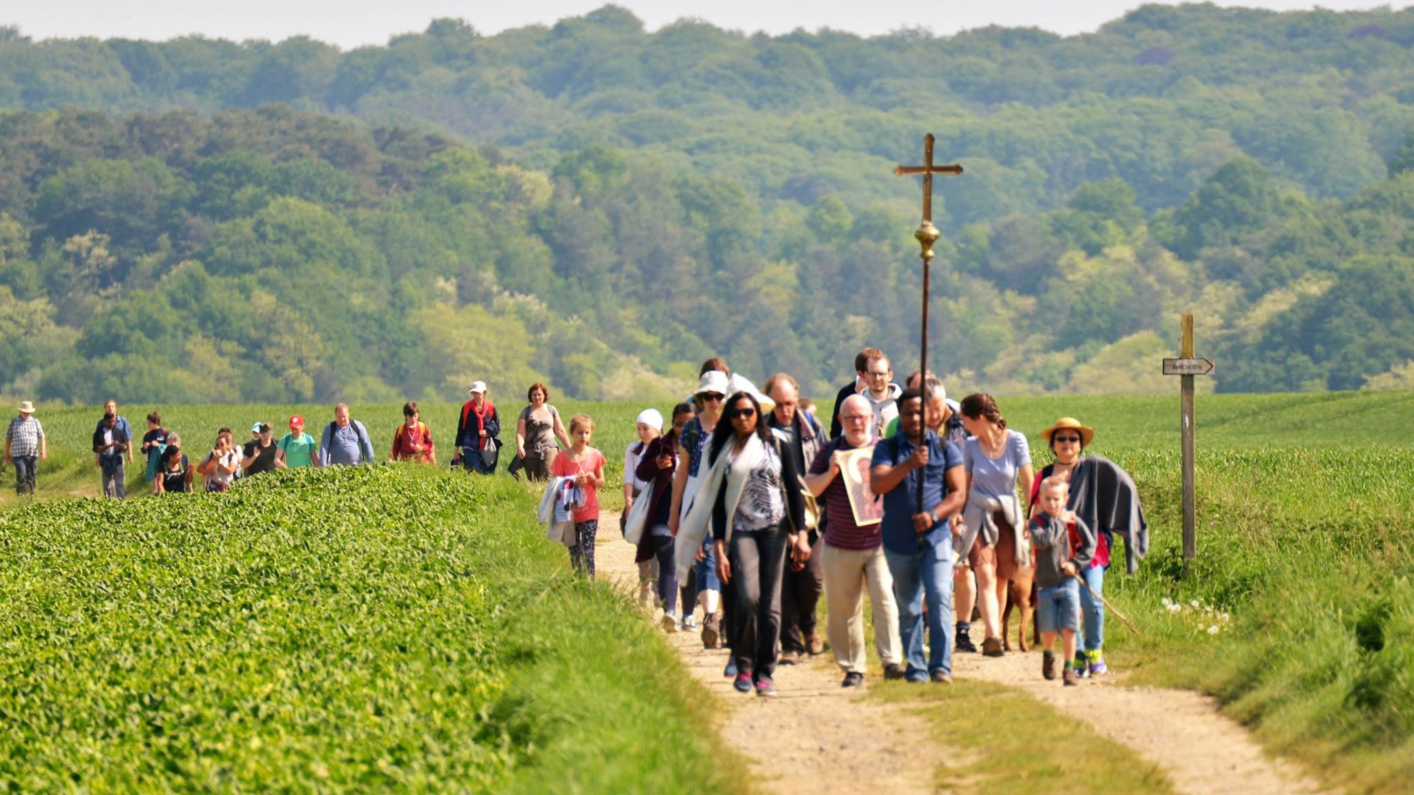 Photo de marcheurs lors d'un pèlerinage à Notre-Dame de Basse-Wavre