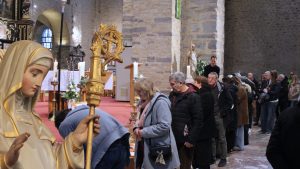 montage photo où l'on voit des pèlerins vénérer les reliques de Sainte Gertrude, devant la statue de la sainte.