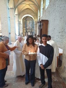 Les amis de Banneux lors de la procession des offrandes de la messe chrismale 2026