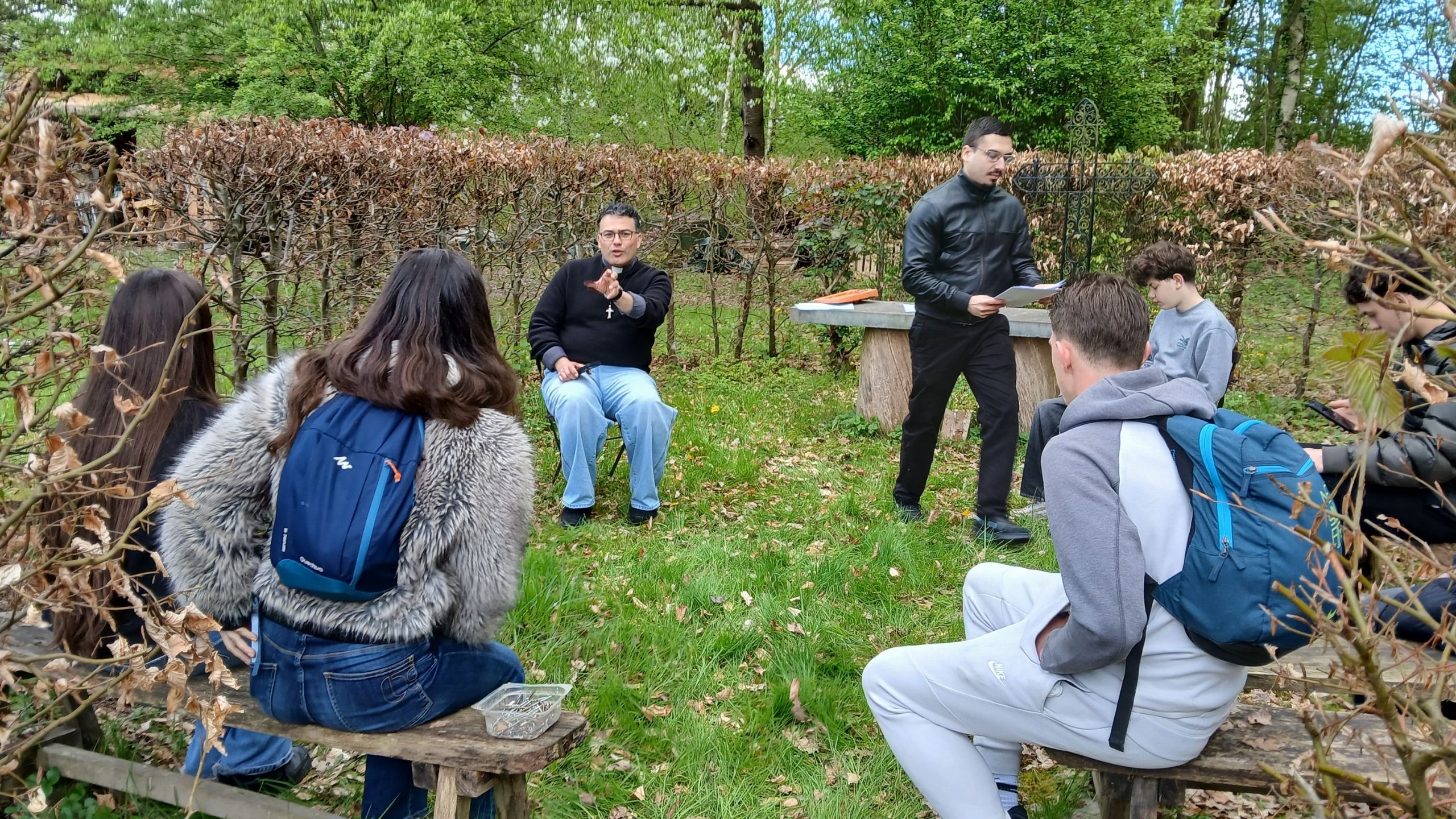 Photo du temps de travail sur la Parole lors de la préparation à la confirmation des jeunes en avril 2026