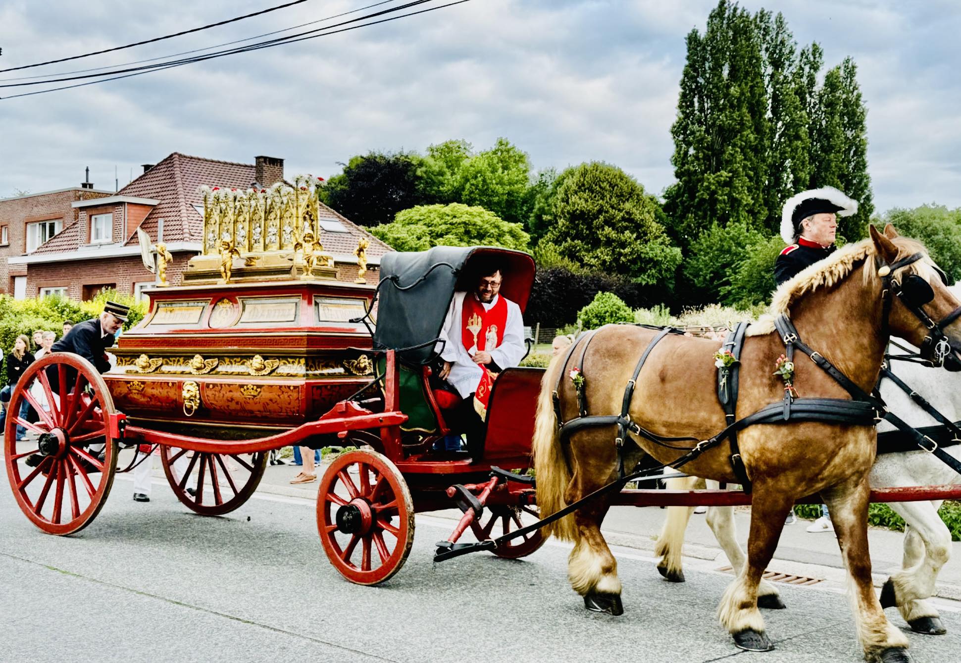 Photo du char avec la chasse de Sainte Renelde lors d'un tour Sainte-Renelde