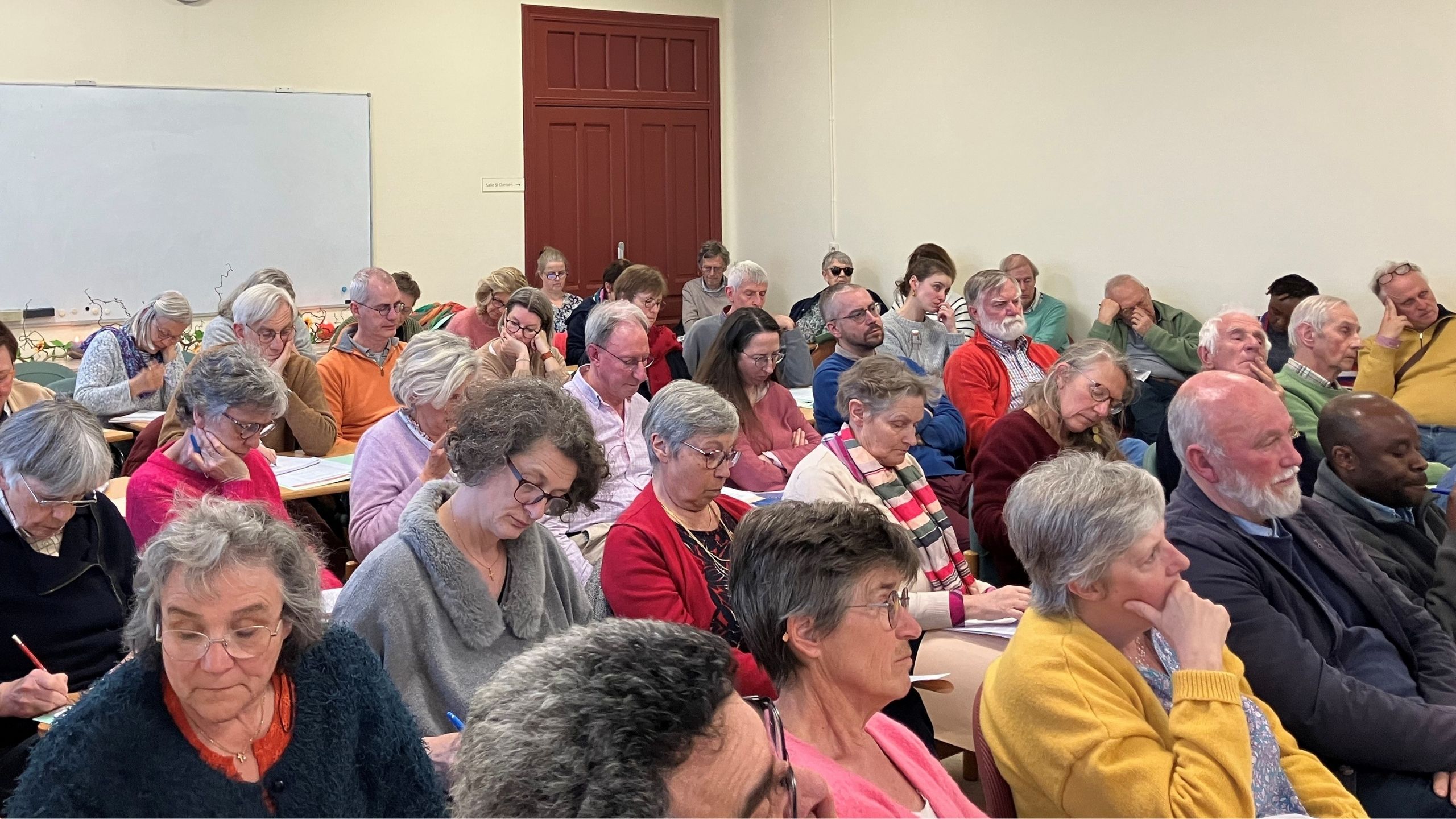 Photo des participants à la soirée Des Engagements pour Aimer sur l'amour des pauvres