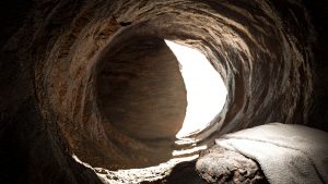 Photo d'un tombeau ouvert, laissant passer la lumière du Christ ressuscité à Pâques