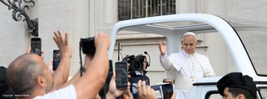 Photo du pape Léon XIV lors de l'audience générale du 3 juin 2026. Il est dans sa papamobile
