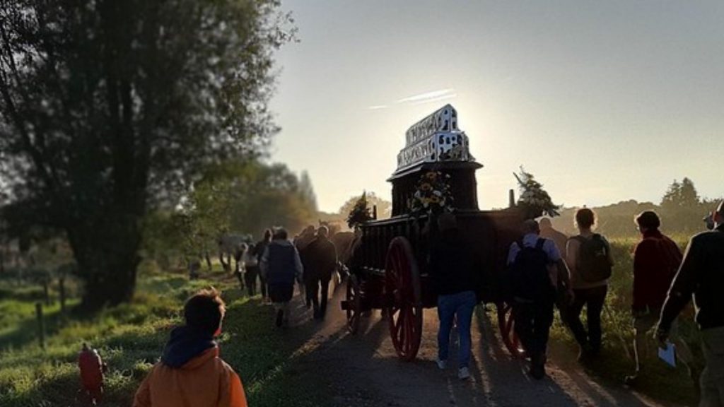 Photo du Tour Sainte Gertrude 2023. on voit la chasse sur le char allant vers le soleil levant.