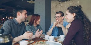 Photo de jeunes partageant un repas