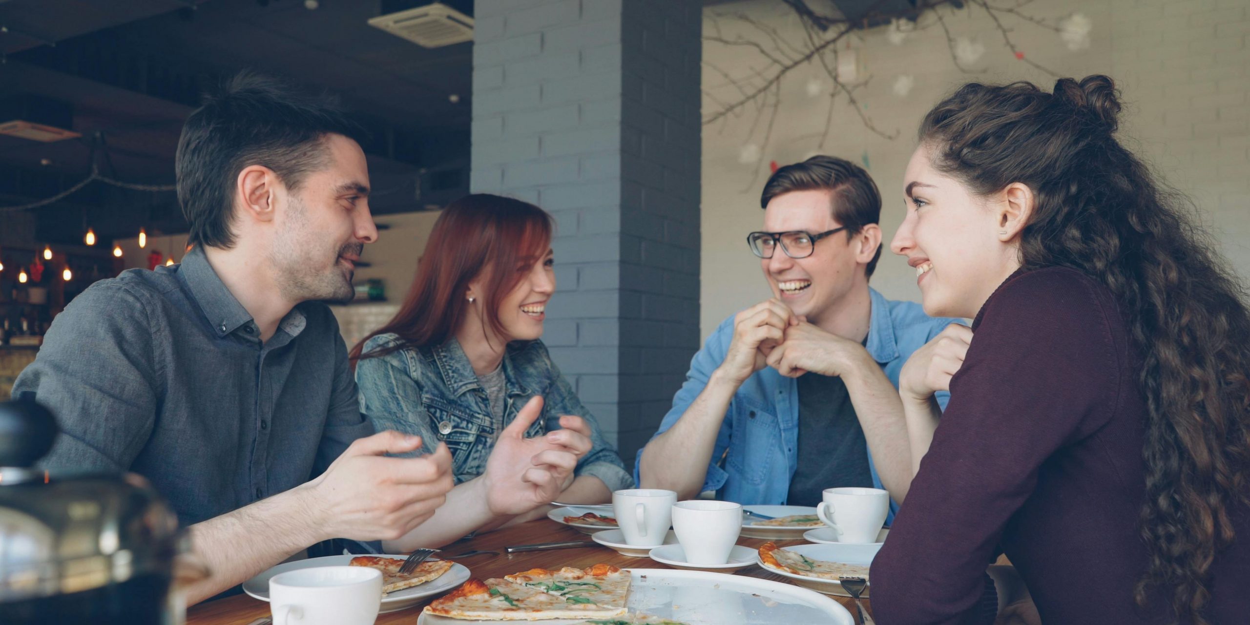 Photo de jeunes partageant un repas