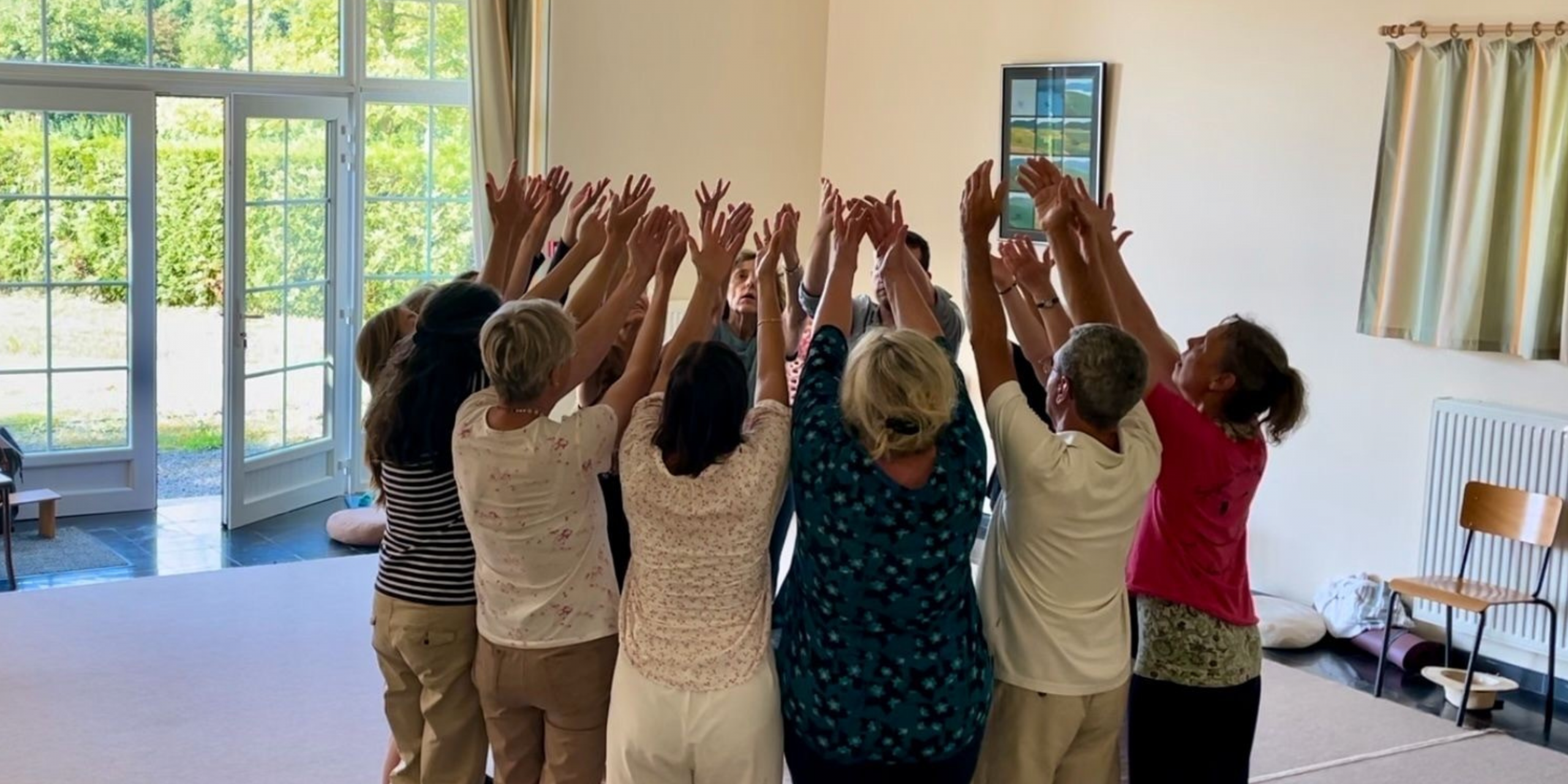 Photo d'un groupe de personnes dansant et priant ensemble.